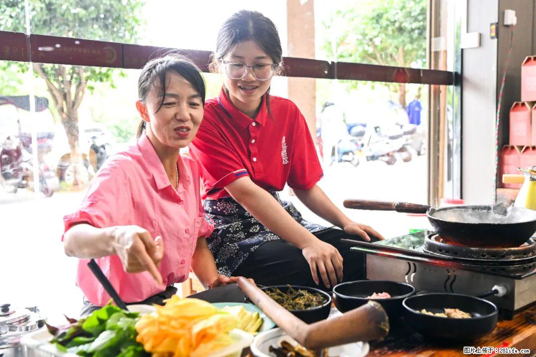 全网追的“扁担女孩”,找了一份暑假工,时薪12元 - 龙岩生活资讯 - 龙岩28生活网 ly.28life.com
