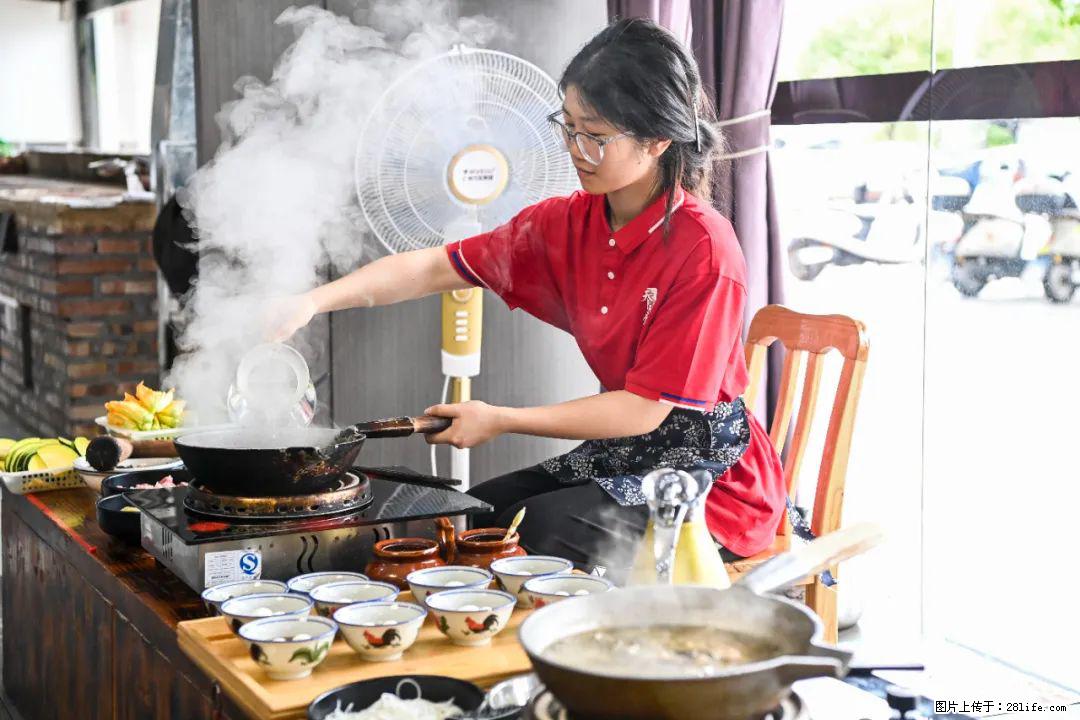 全网追的“扁担女孩”,找了一份暑假工,时薪12元 - 龙岩生活资讯 - 龙岩28生活网 ly.28life.com